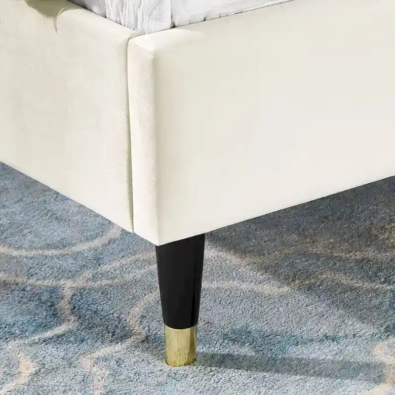 Lit plateforme style Queen Size beige avec tête de lit capitonnée en velours